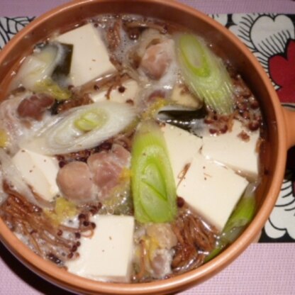 こんにちわ♪
寒いので湯豆腐はいいね〜 ヽ(*´∀`)/
鶏肉やねぎ、きのこも入れましたので、ボリュームも満点でした☆
お腹もいっぱい♪大満足の味だったよ〜♥